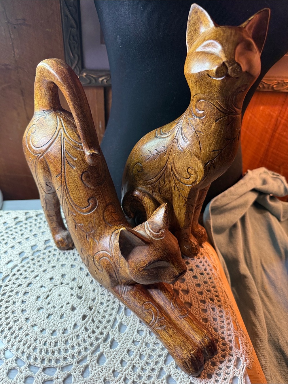 Hand-Carved Wooden Cat Statues - Brown Home Art Set